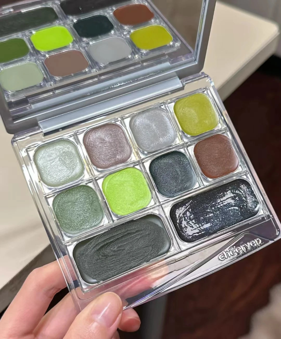 Chameleon Eyeshadow – Shimmer, Shift, and Glow Anywhere