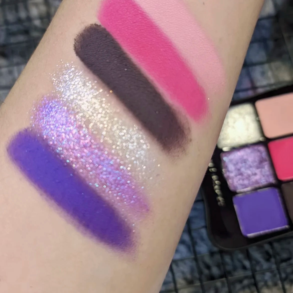 6-Color Green Chameleon Butterfly Eyeshadow Palette – Gothic Glam with a Twist