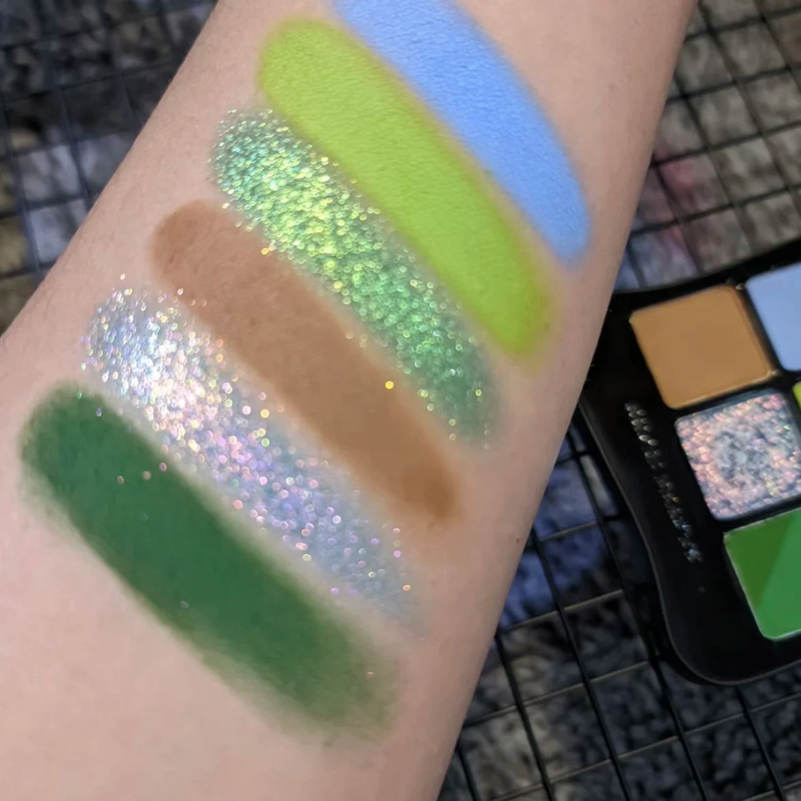 6-Color Green Chameleon Butterfly Eyeshadow Palette – Gothic Glam with a Twist
