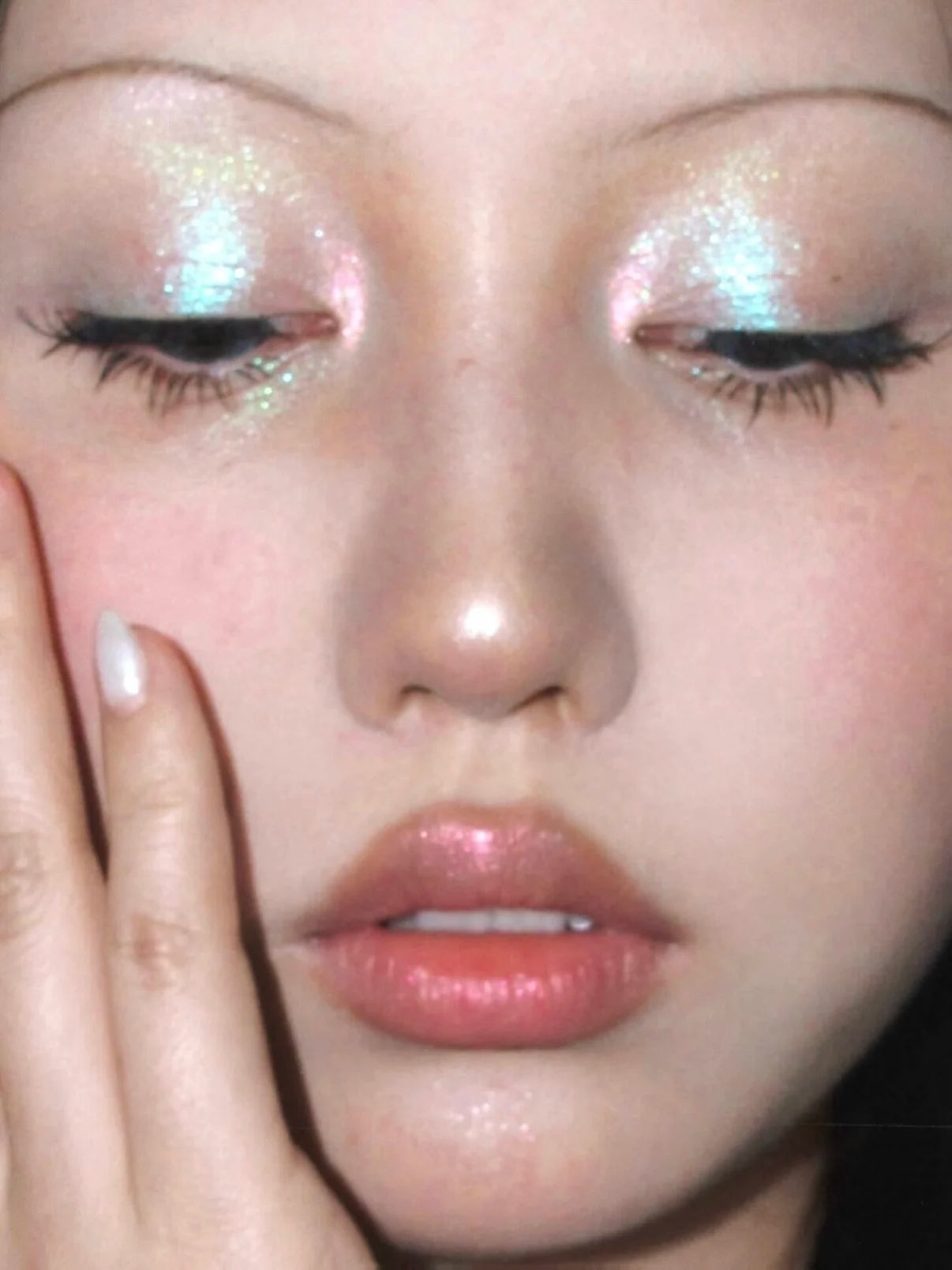 Chameleon Eyeshadow – Shimmer, Shift, and Glow Anywhere