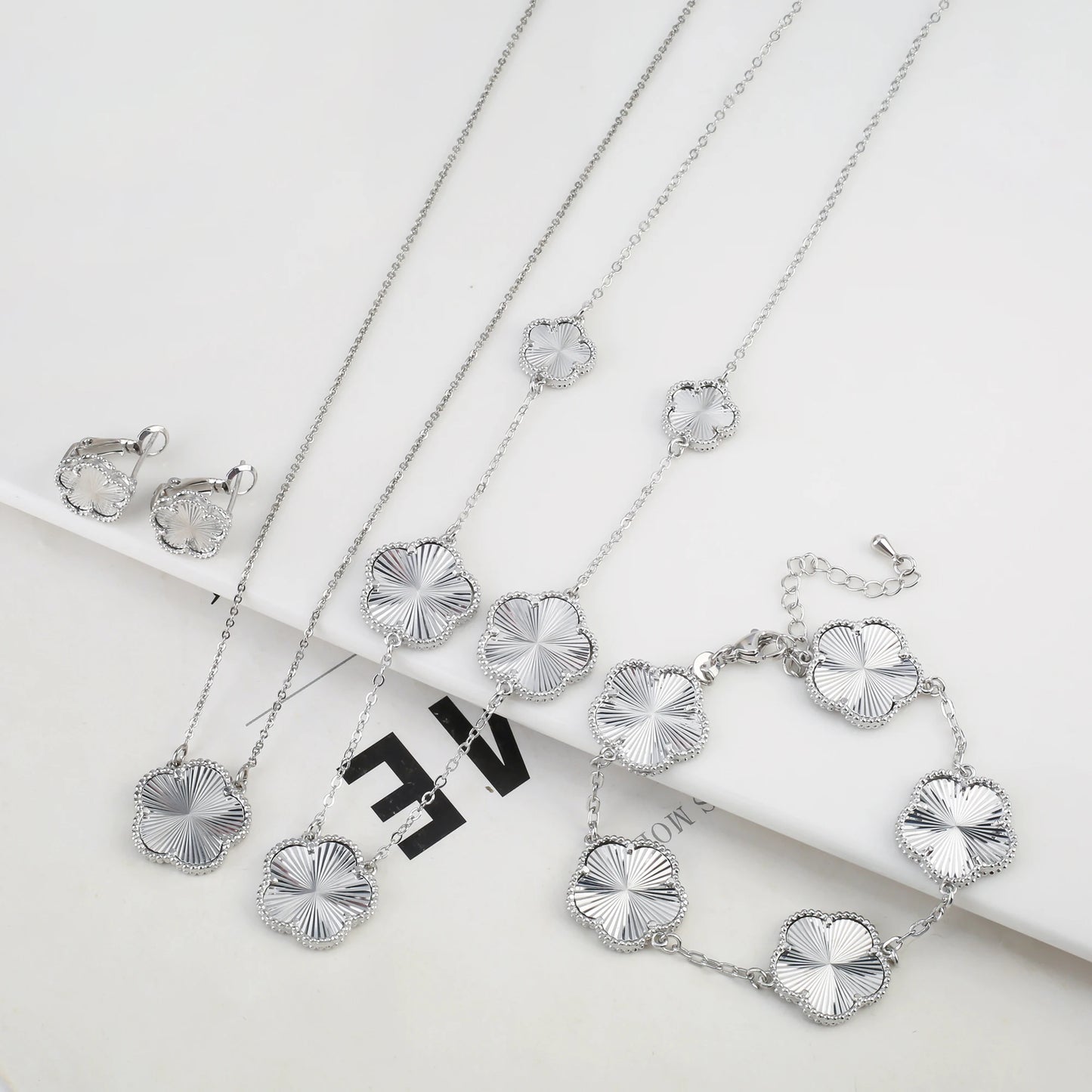 Luxury Five-Leaf Flower Jewelry Set – Double-Sided Shiny Metal Clover Design