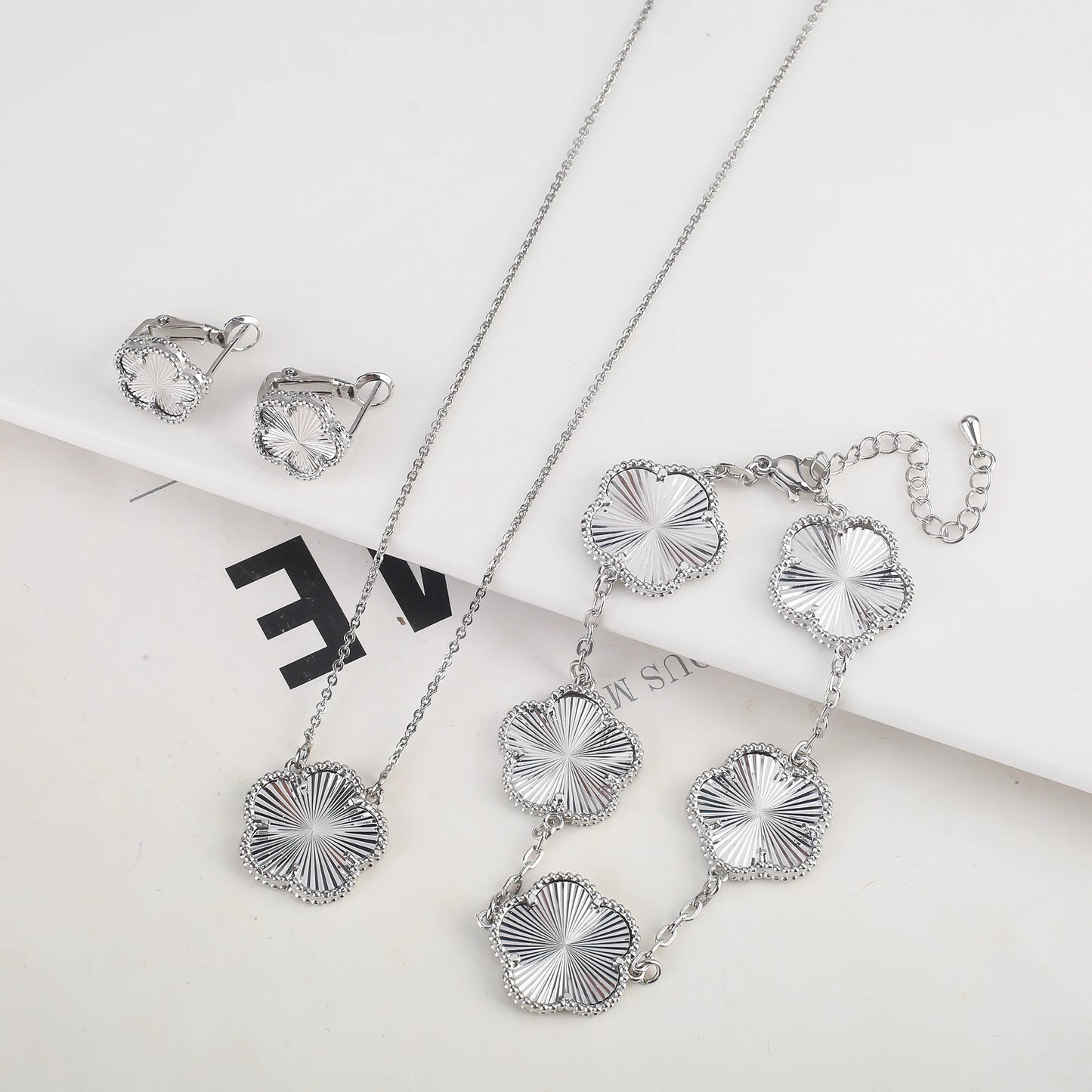 Luxury Five-Leaf Flower Jewelry Set – Double-Sided Shiny Metal Clover Design