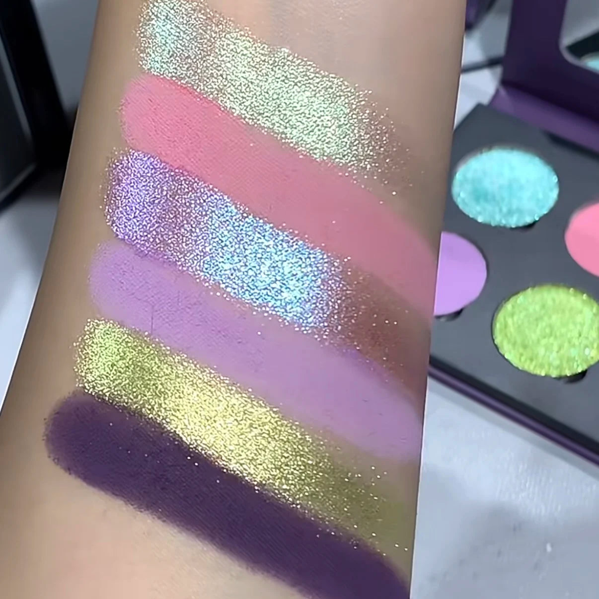 6-Color Green Chameleon Butterfly Eyeshadow Palette – Gothic Glam with a Twist