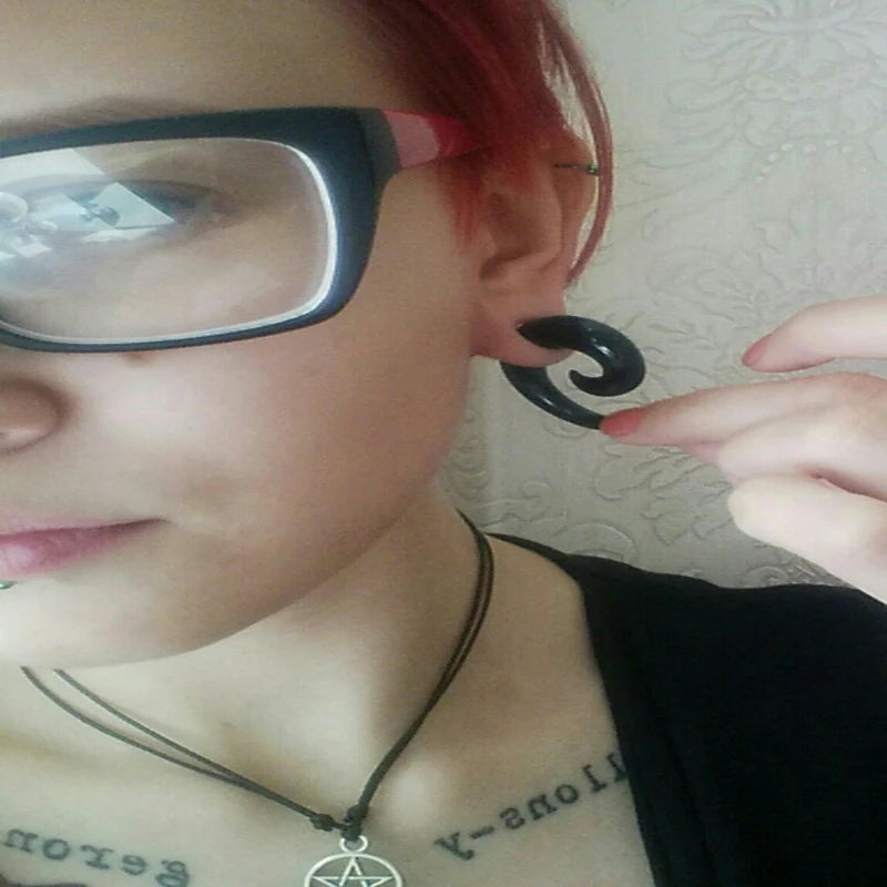 Black & White Acrylic Spiral Ear Gauges – Taper Stretching Plugs (2PCS)