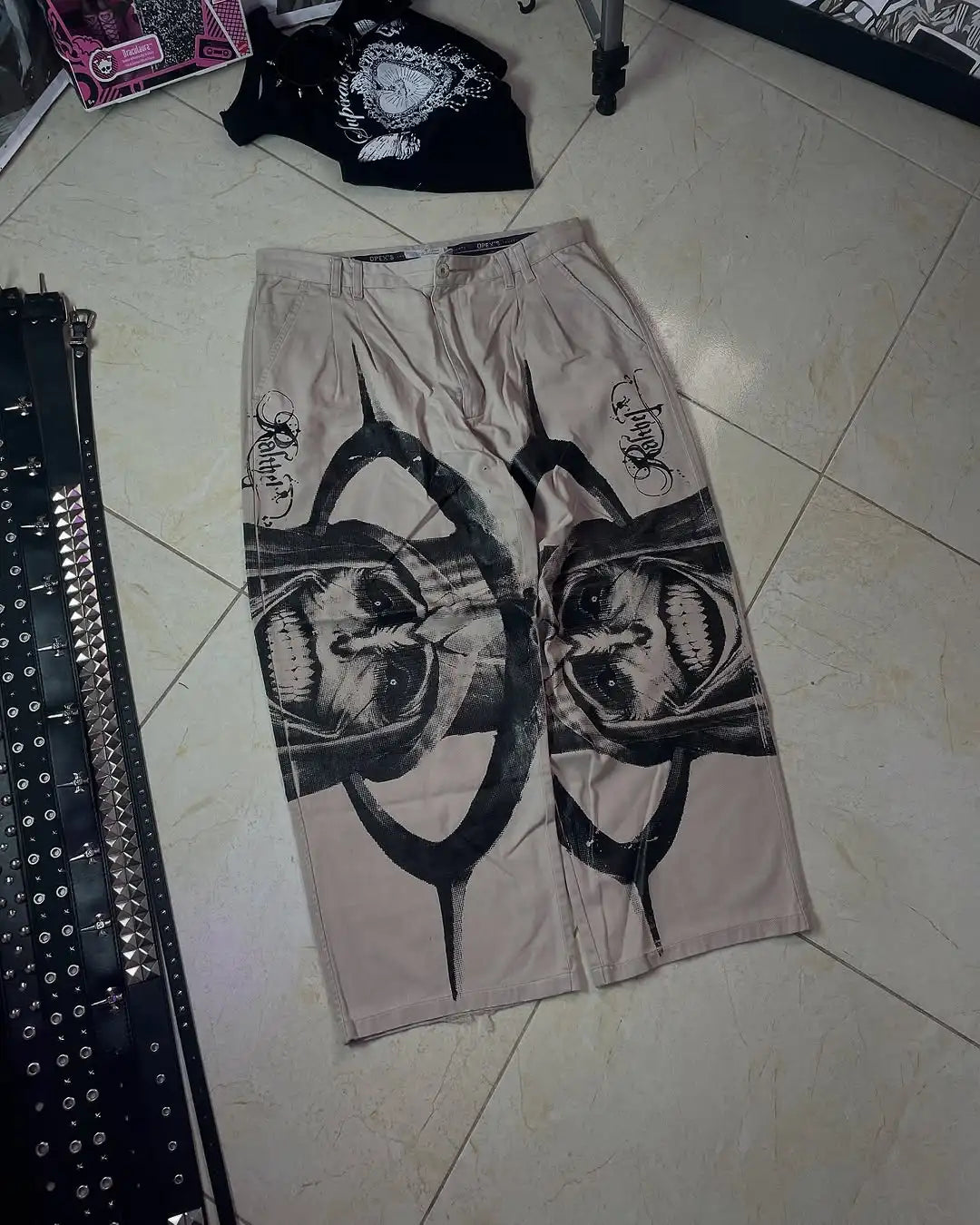 Y2K Gothic Cargo Pants – Wide-Leg Streetwear Trousers with Red Floral Graffiti Print