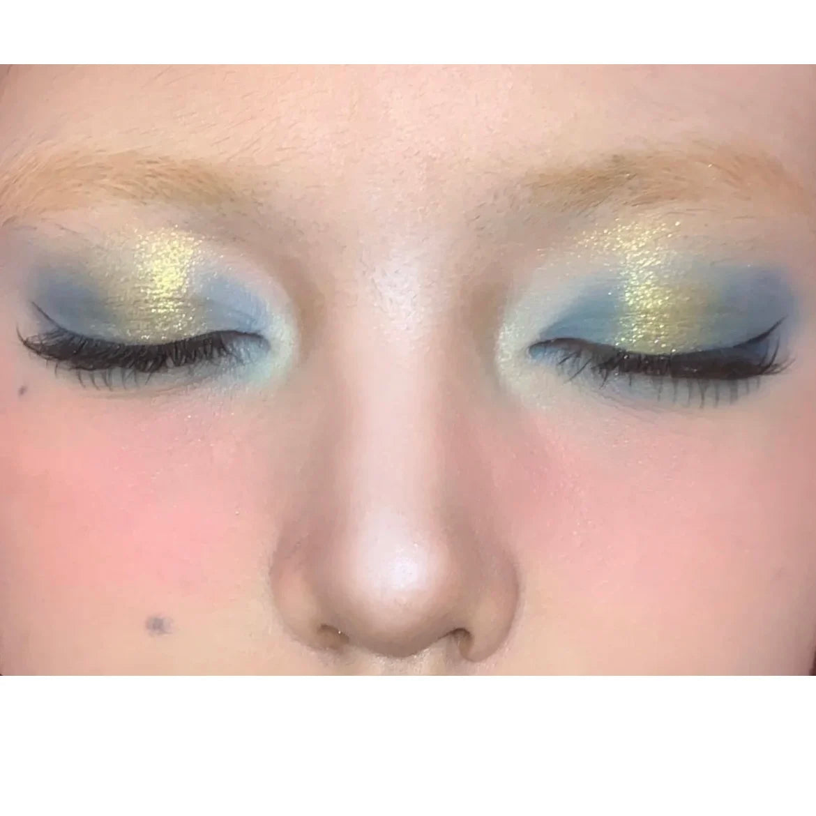 16-Color Glitter & Matte Eyeshadow Palette – Chameleon Glow Shades for Bold Eye Looks