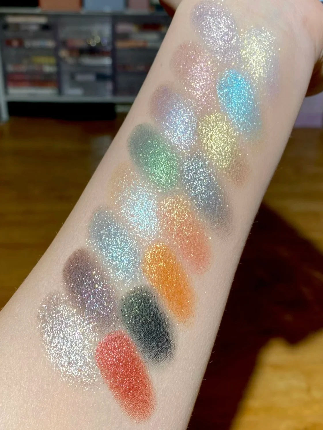 16-Color Glitter & Matte Eyeshadow Palette – Chameleon Glow Shades for Bold Eye Looks