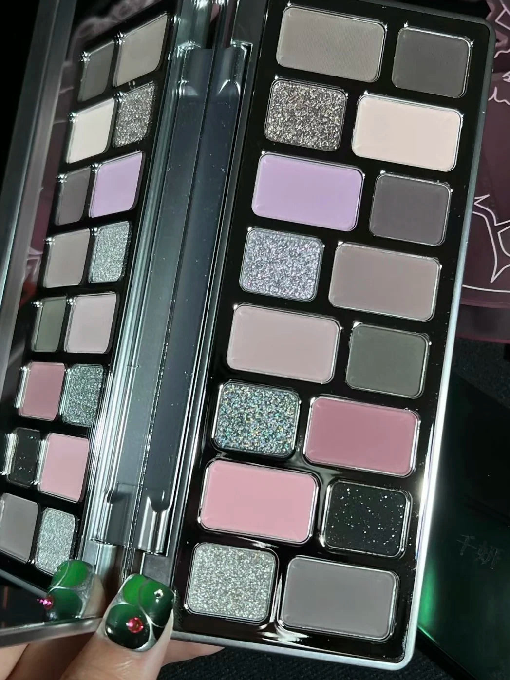 16-Color Glitter & Matte Eyeshadow Palette – Chameleon Glow Shades for Bold Eye Looks