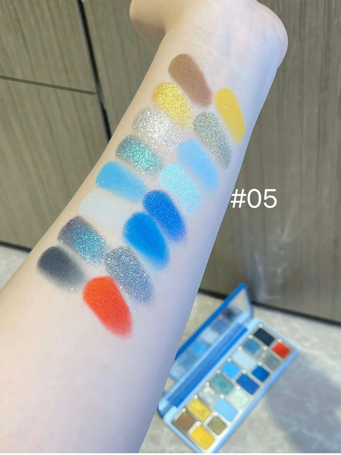 16-Color Glitter & Matte Eyeshadow Palette – Chameleon Glow Shades for Bold Eye Looks