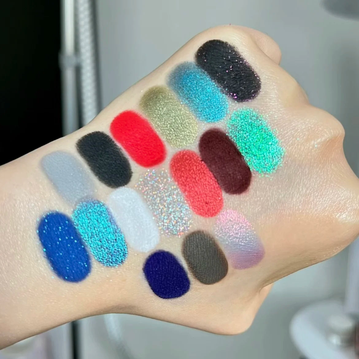 16-Color Glitter & Matte Eyeshadow Palette – Chameleon Glow Shades for Bold Eye Looks