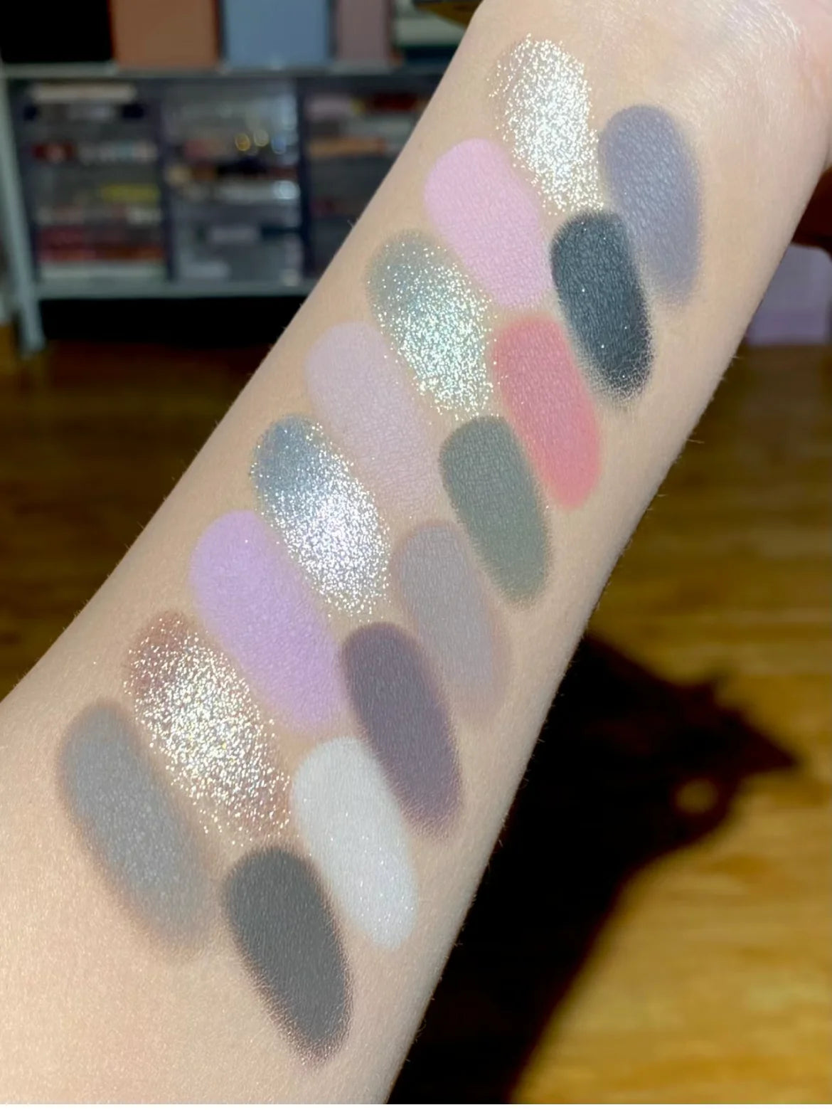 16-Color Glitter & Matte Eyeshadow Palette – Chameleon Glow Shades for Bold Eye Looks