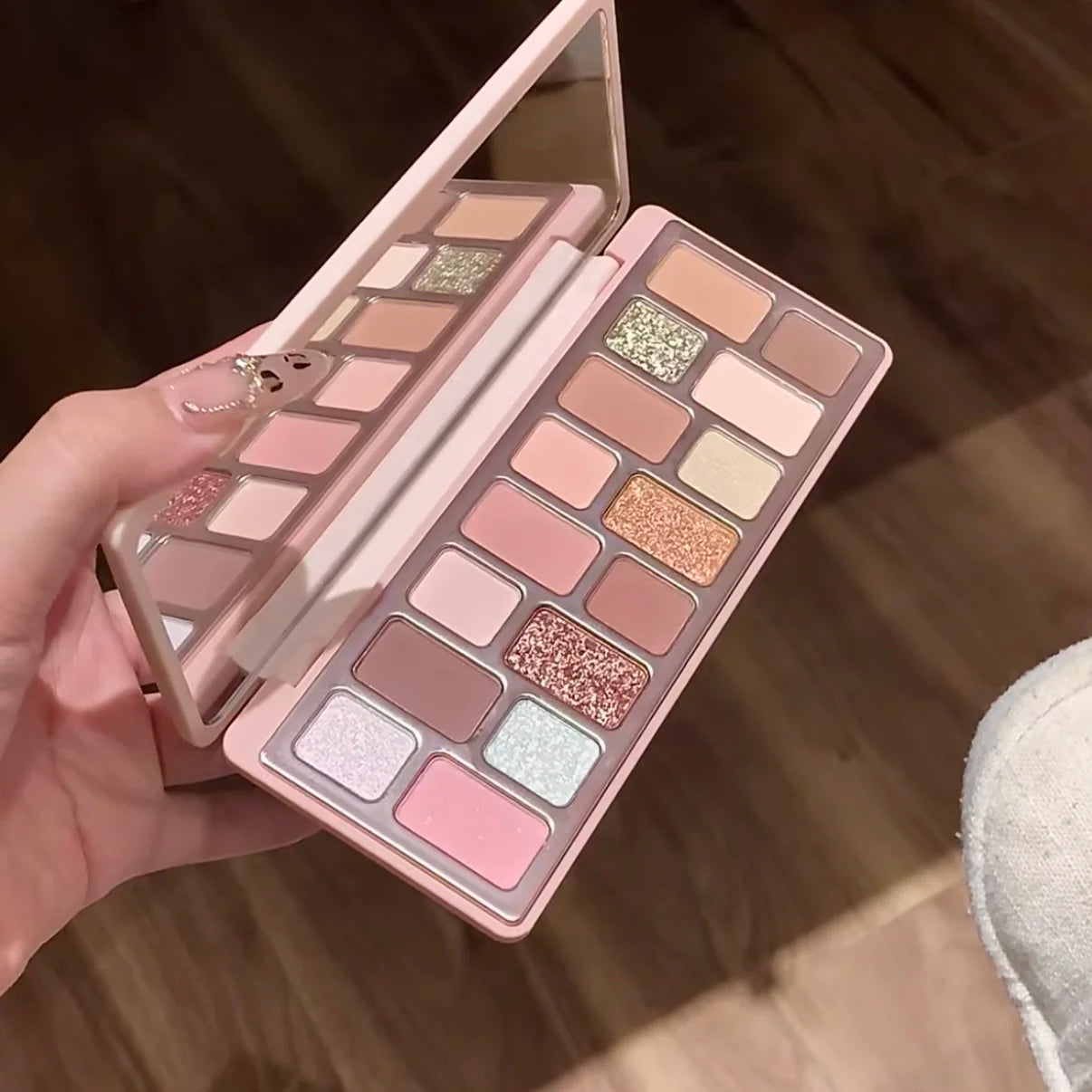 16-Color Glitter & Matte Eyeshadow Palette – Chameleon Glow Shades for Bold Eye Looks