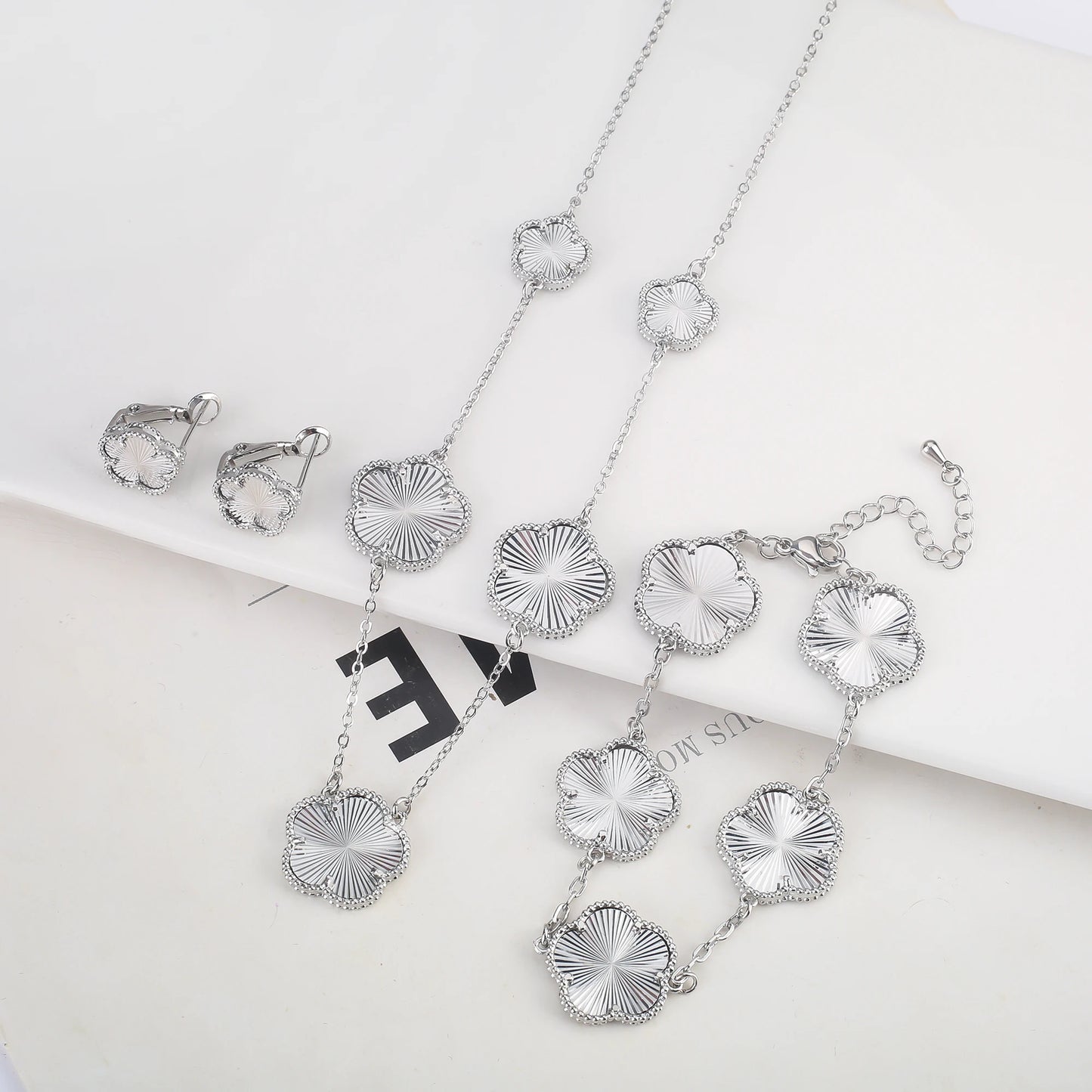 Luxury Double-Sided Five-Leaf Flower Jewelry Set – Gilded Clover Necklace, Bracelet & Earrings