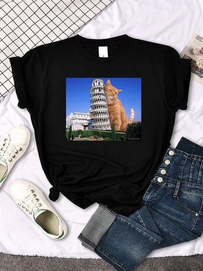 Mona Lisa Funny Cat T-Shirt – Oversized Art Print Crewneck Tee for Women