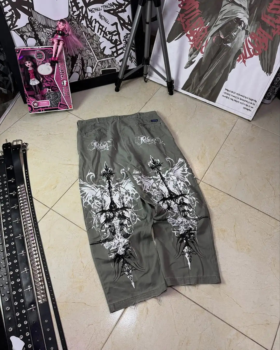 Y2K Gothic Cargo Pants – Wide-Leg Streetwear Trousers with Red Floral Graffiti Print