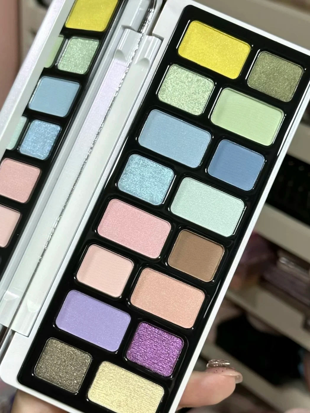 16-Color Glitter & Matte Eyeshadow Palette – Chameleon Glow Shades for Bold Eye Looks