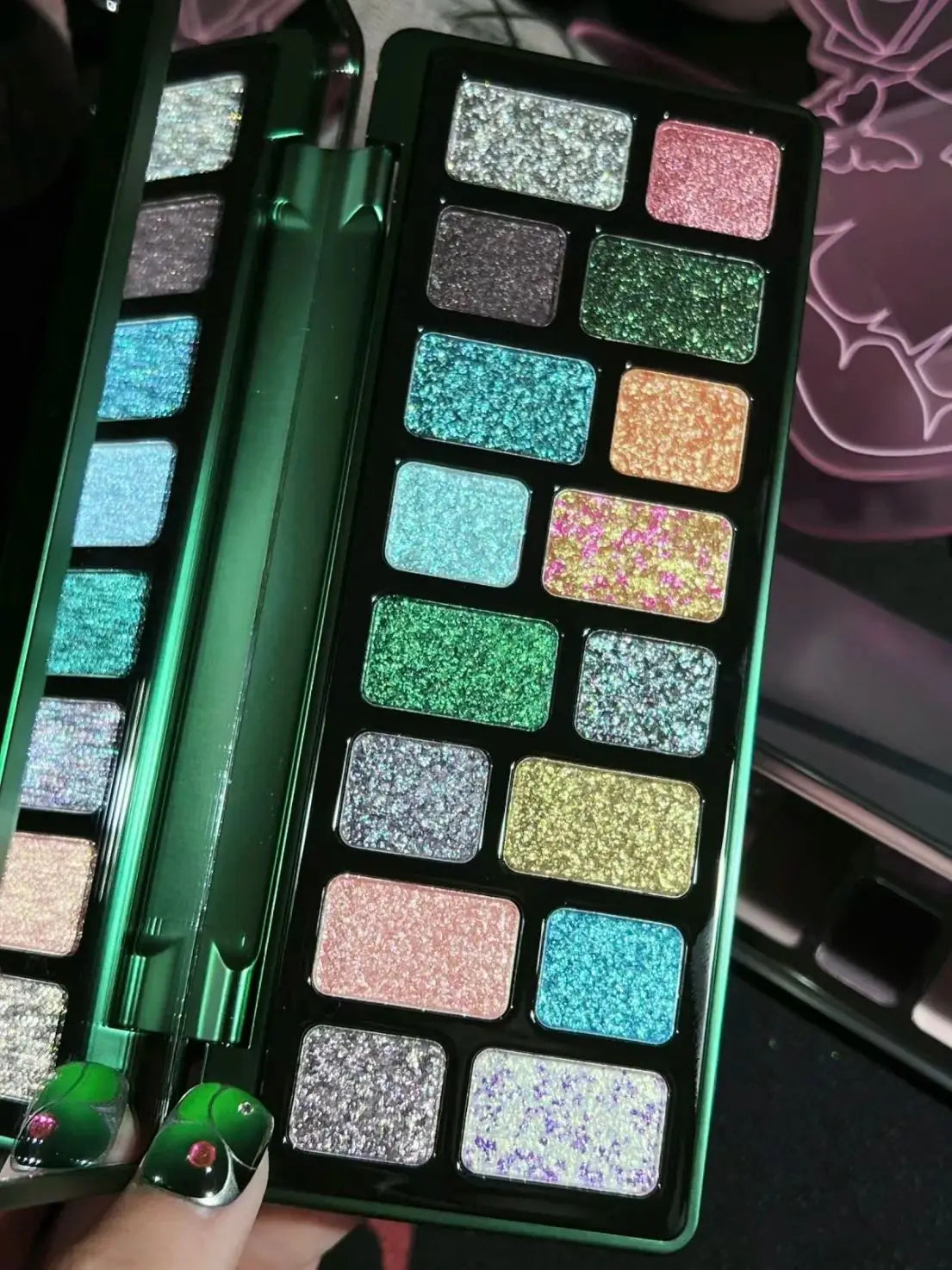 16-Color Glitter & Matte Eyeshadow Palette – Chameleon Glow Shades for Bold Eye Looks