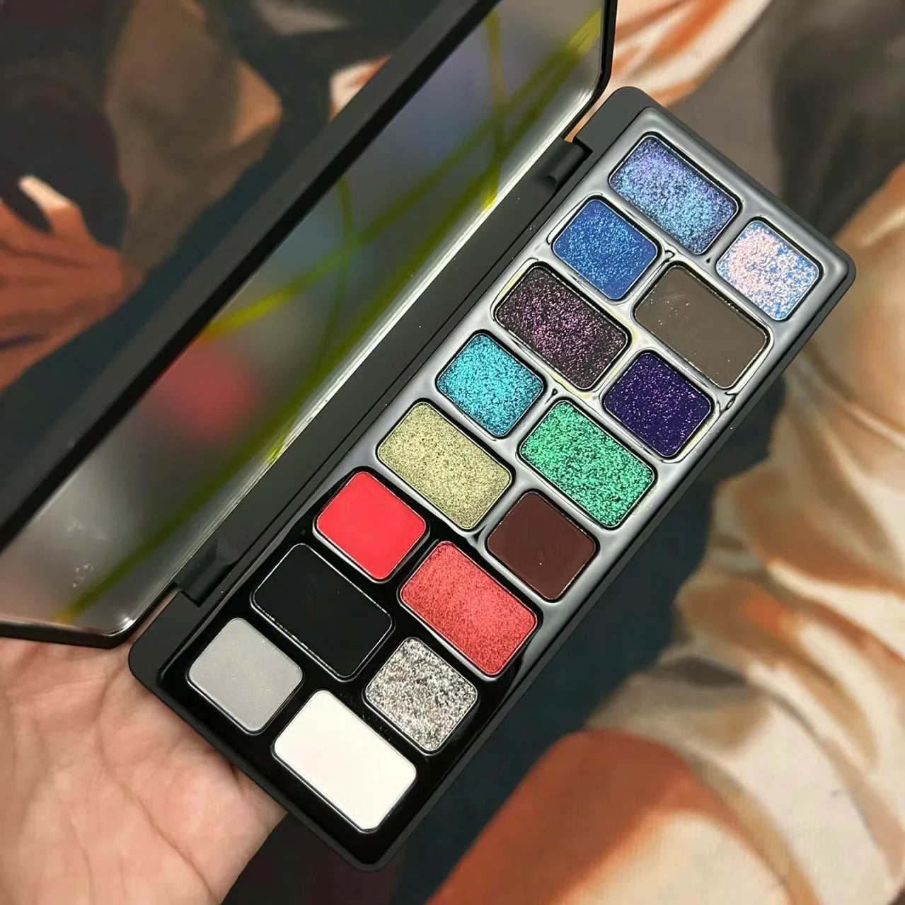 16-Color Glitter & Matte Eyeshadow Palette – Chameleon Glow Shades for Bold Eye Looks