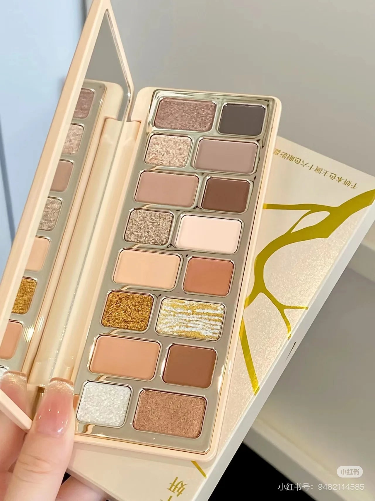 16-Color Glitter & Matte Eyeshadow Palette – Chameleon Glow Shades for Bold Eye Looks